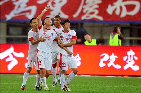 詹姆斯关键篮板抢断助球队逆转