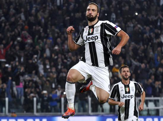 劳塔罗进球后比出A字，把进球献给受伤的前队友阿什拉夫