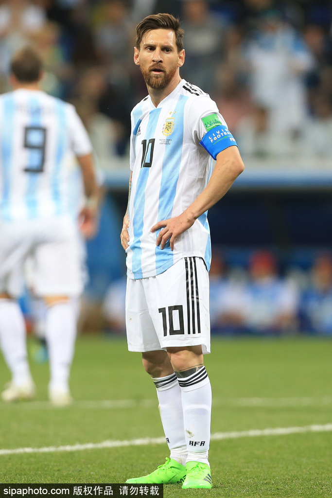 美记：恩比德右膝仍酸痛但治疗正确，他或许将缺席更久