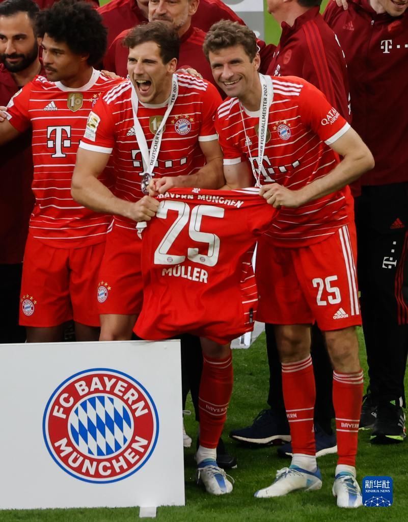 篮球湖人球迷热情支持球队