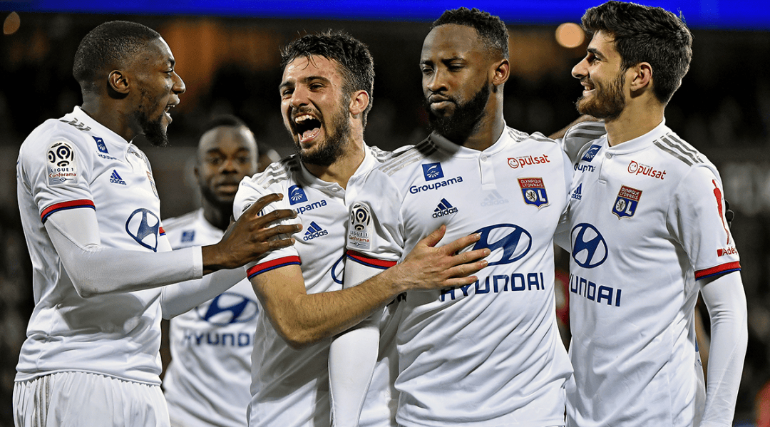 足球英超双红会爆发冲突，多人吃黄牌