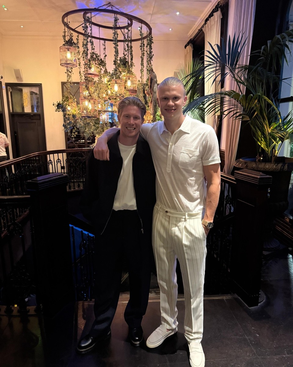 躺着进球，热那亚前锋科隆博在倒地情况下一脚完成破门